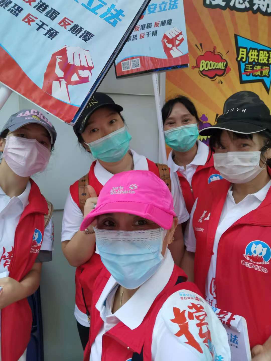 一群穿着运动服的人描述已自动生成