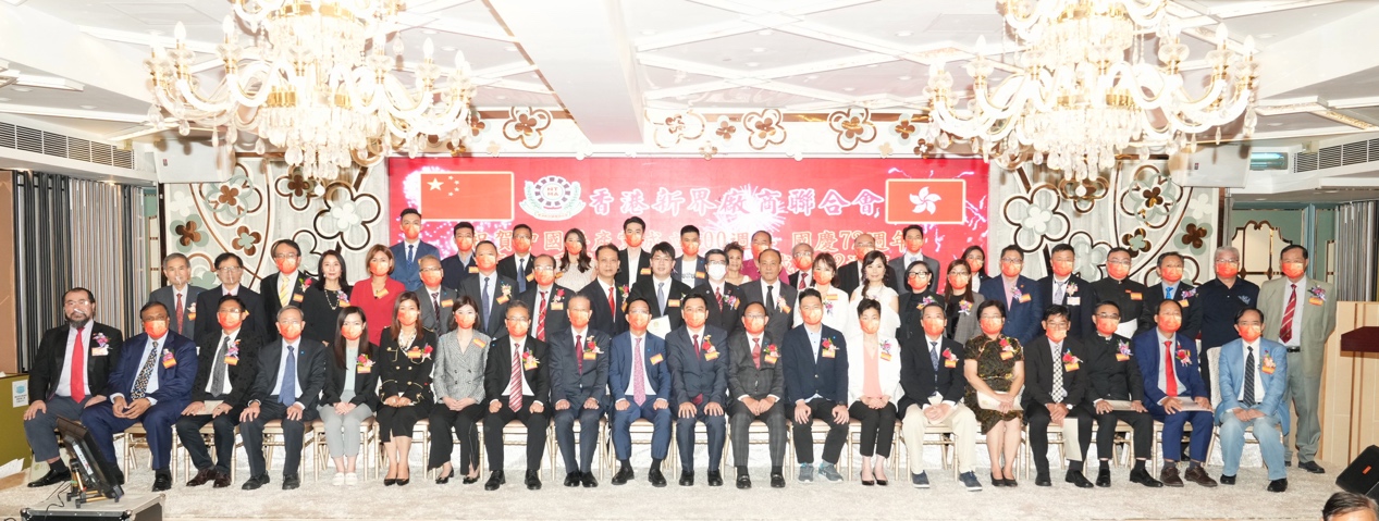 一群人站在一起描述已自动生成