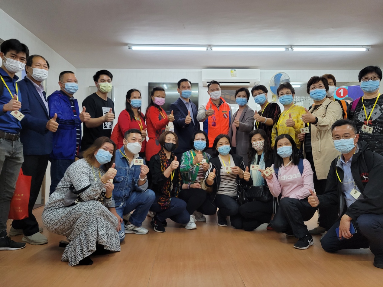 一群人站在一起描述已自动生成