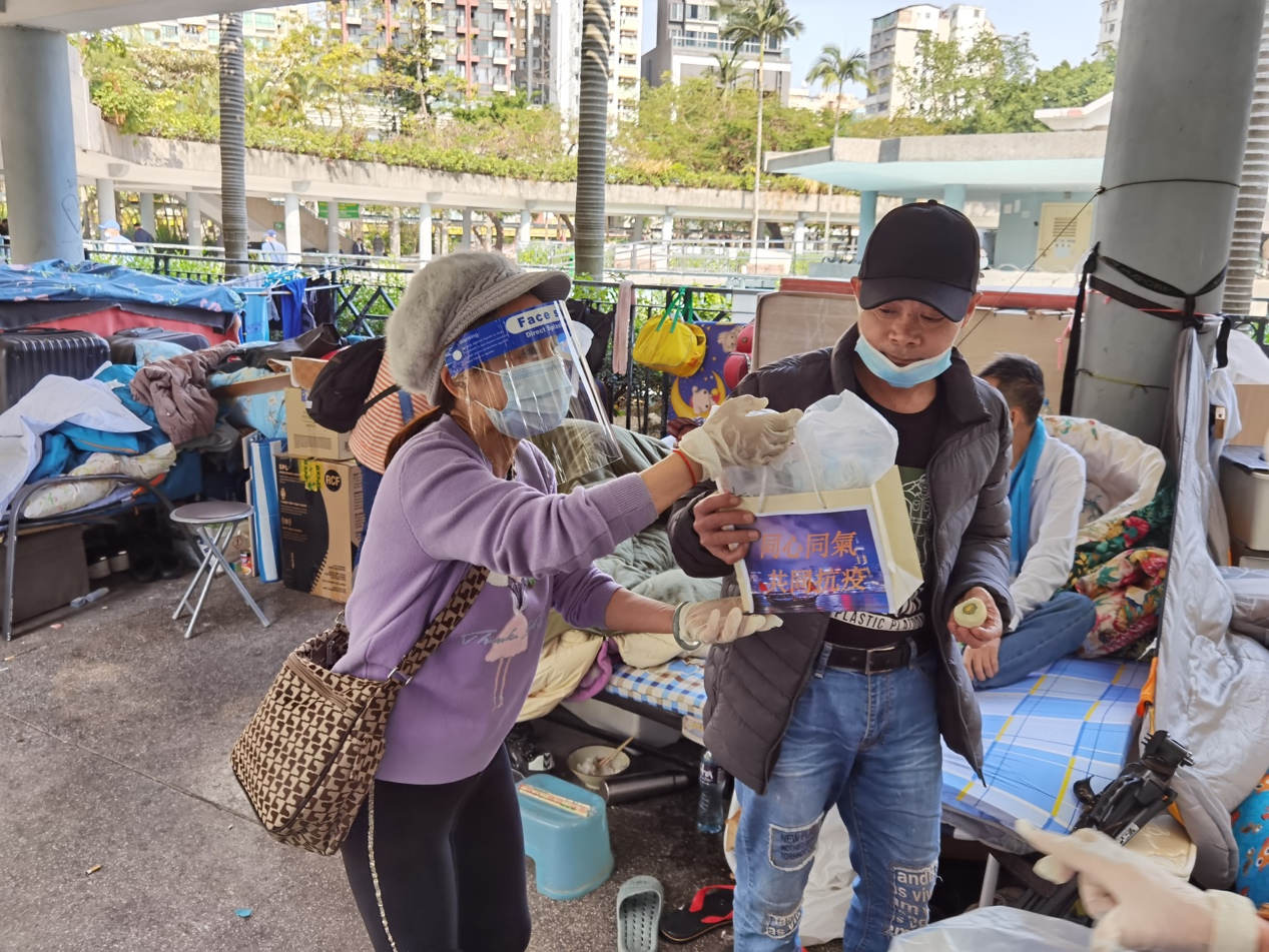 小孩们在街道上中度可信度描述已自动生成