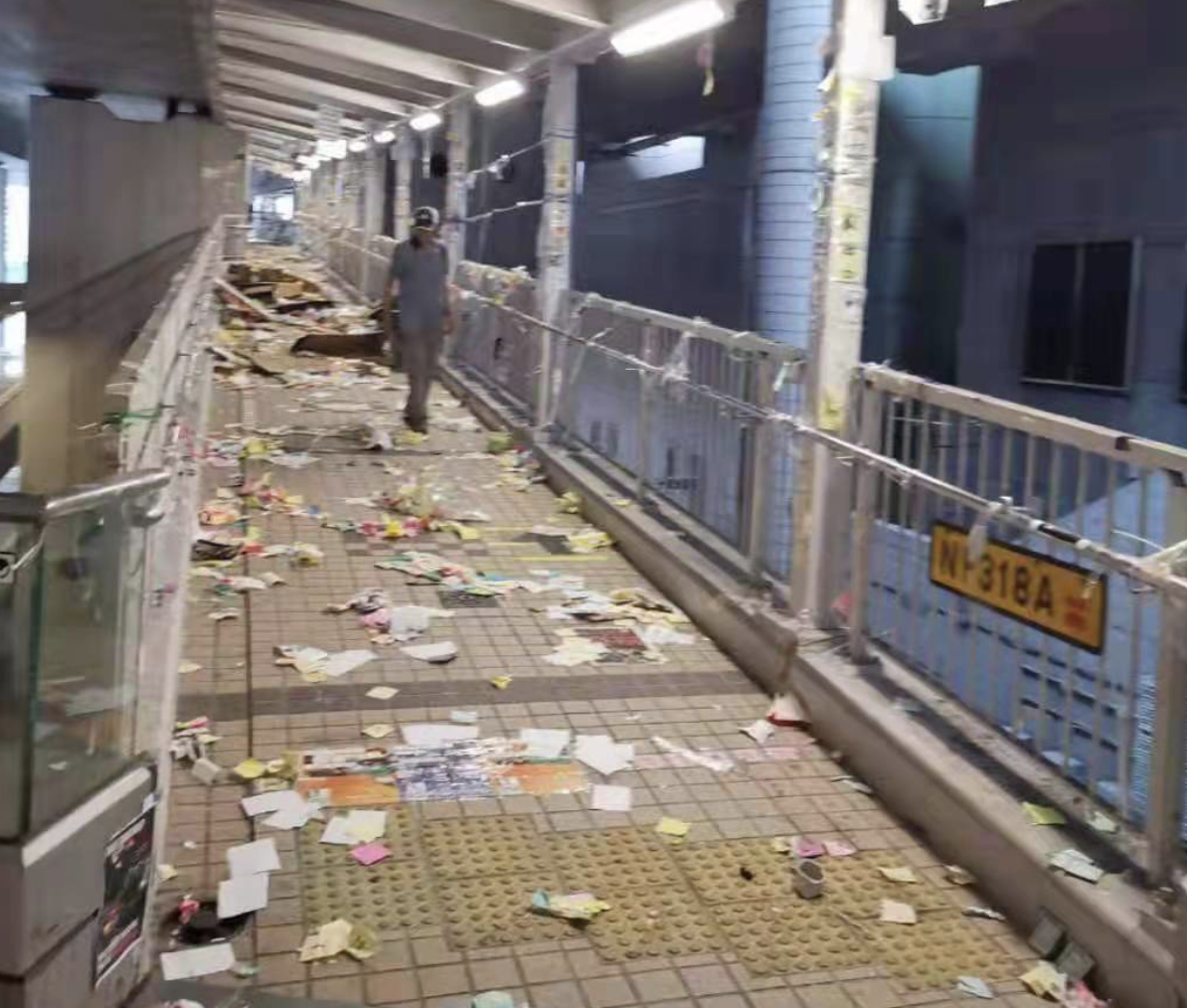 建筑旁的轨道上低可信度描述已自动生成