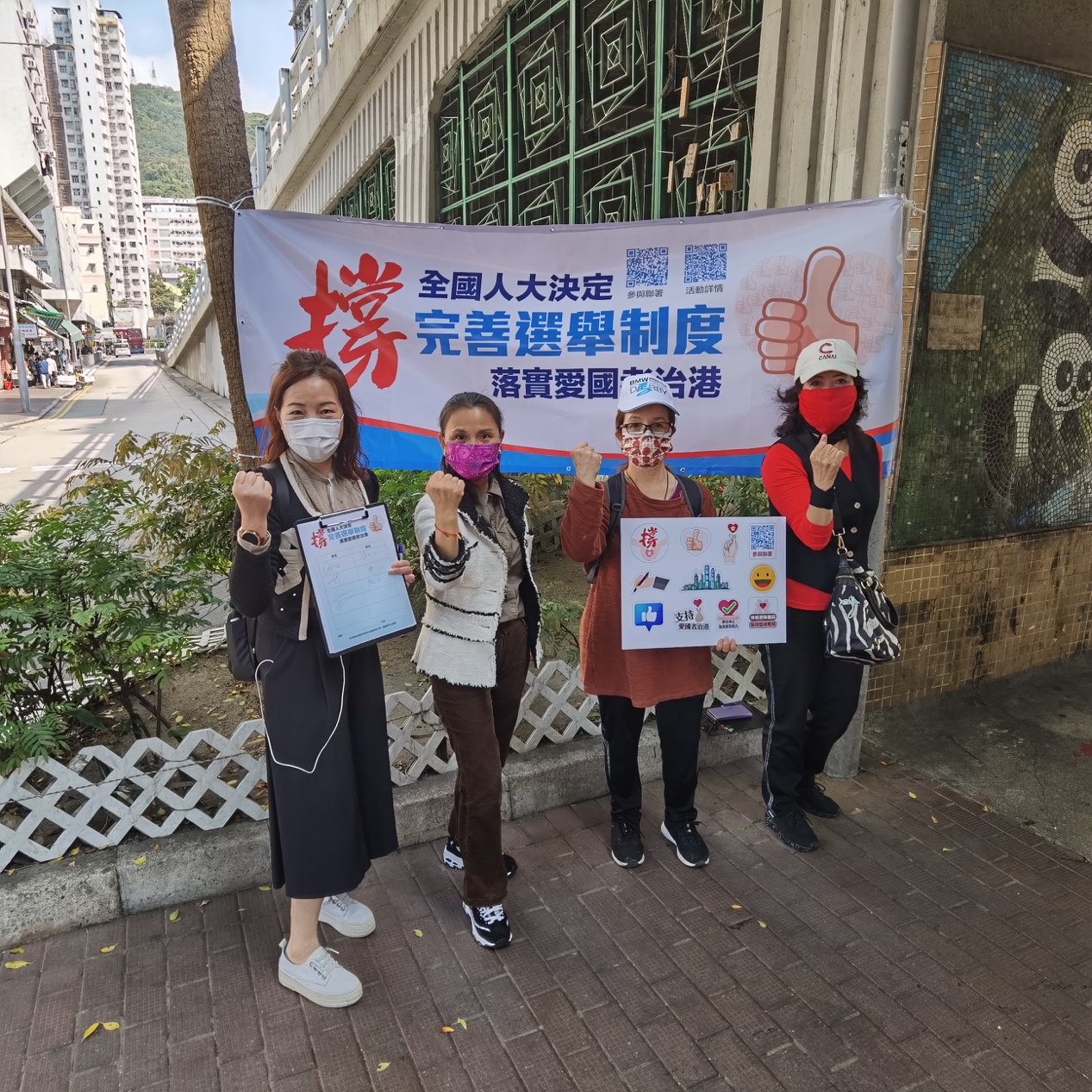 一群人站在街道上描述已自动生成