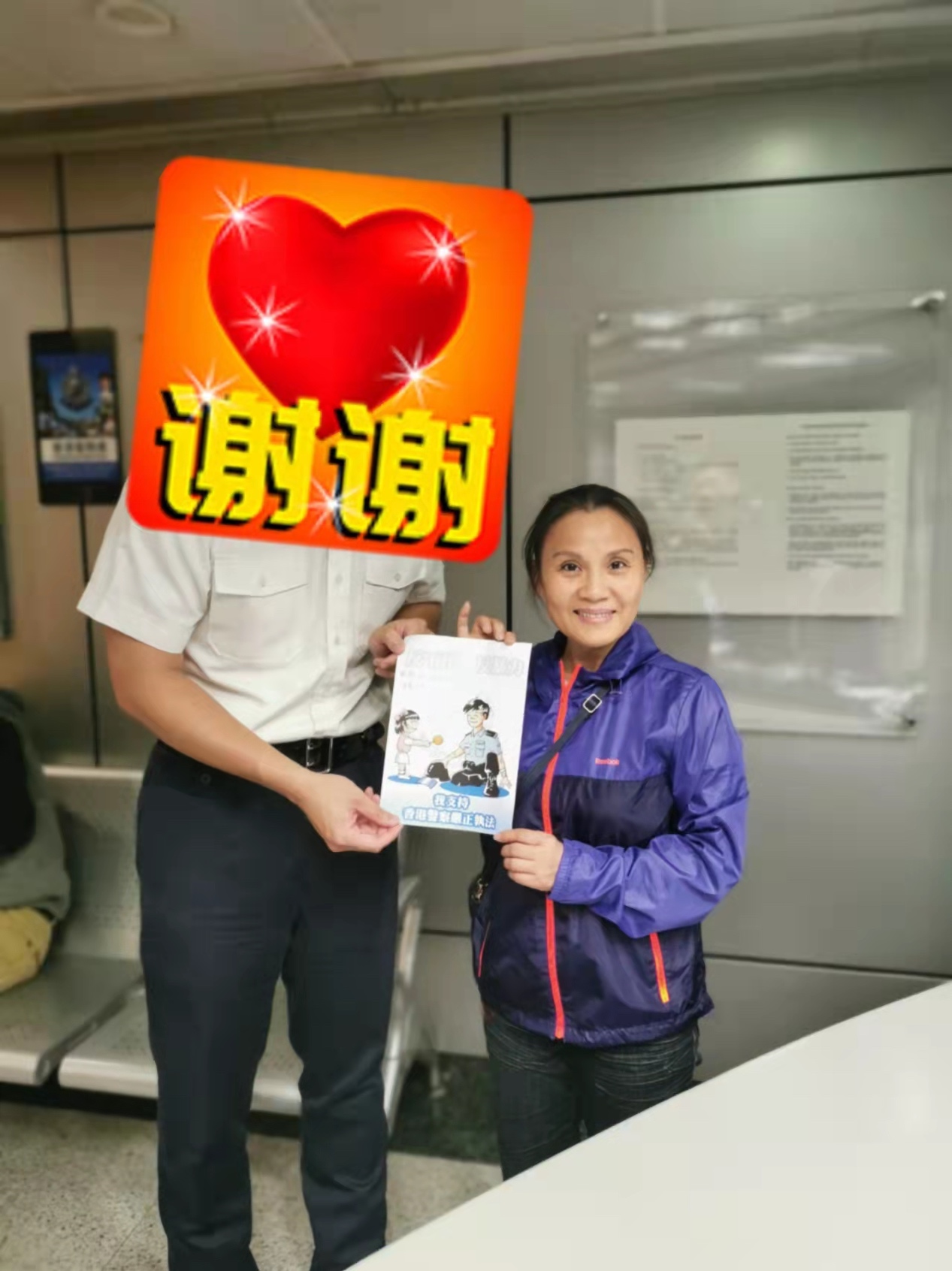 图片包含 室内, 人, 站, 标志描述已自动生成