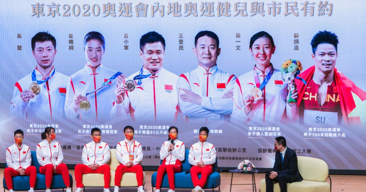 一群人站在一起描述已自动生成