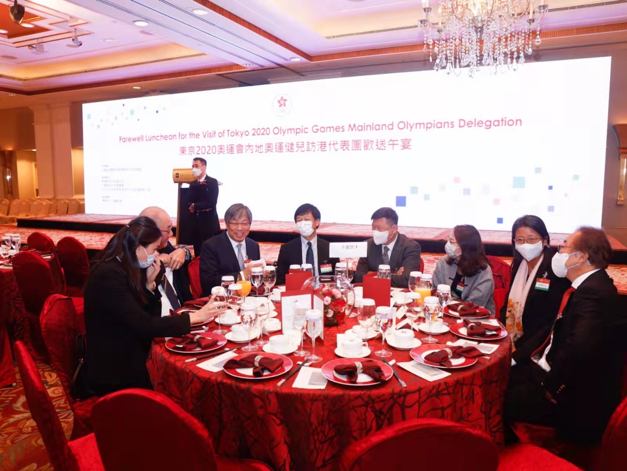 一群人在餐厅吃饭描述已自动生成