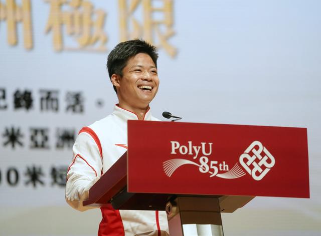 男人的照片上写着字的牌子中度可信度描述已自动生成