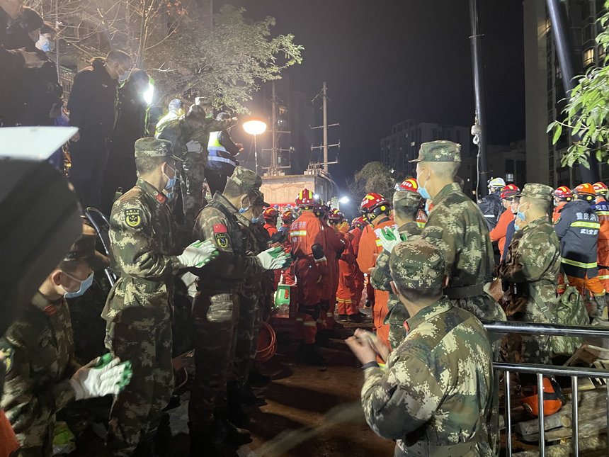 2  最后一名被困人员被救出后，得知其还有生命迹象，现场响起祝福的掌声。.jpg?x-oss-process=style/w10