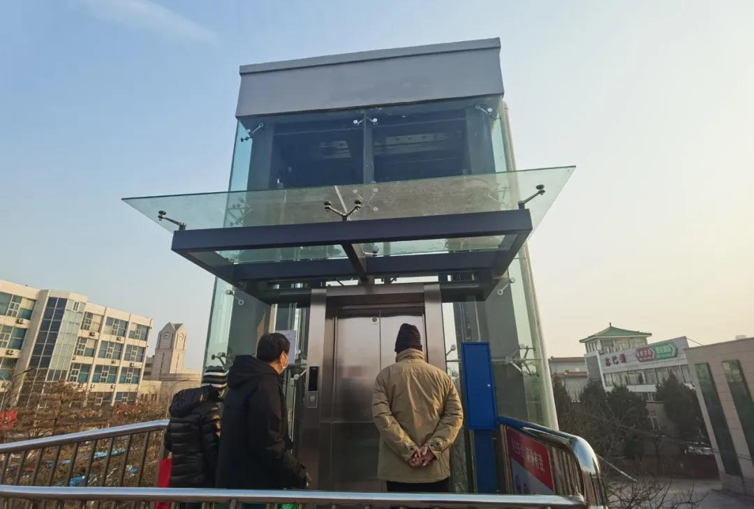 方便!昌平回龙观西大街过街天桥直升电梯投入使用!