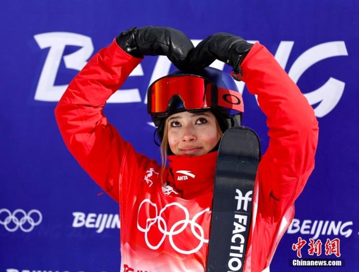 2月15日，北京2022年冬奥会自由式滑雪女子坡面障碍技巧决赛在张家口云顶滑雪公园举行。中国队选手谷爱凌获得银牌。图为谷爱凌在比赛后“比心”。 <a target='_blank' href='/'>中新社</a>记者 富田 摄