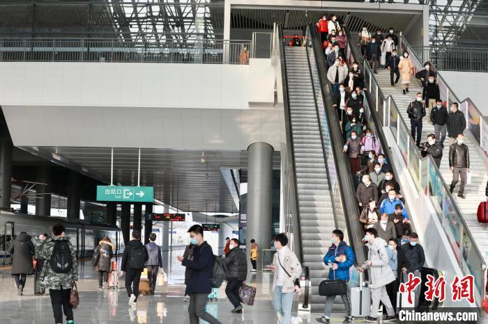 资料图。图为在赣州西站，旅客有序出行。廖国胜 摄