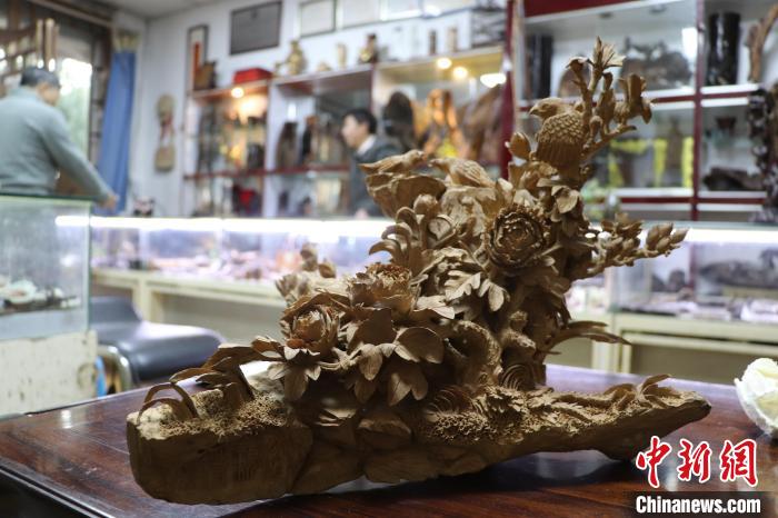 徐忠华雕刻的木雕作品。刘玉洁 摄