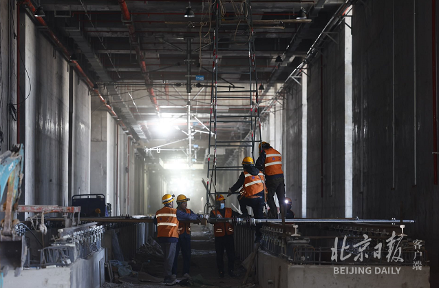 “地下北三环”工程加速推进!北京地铁12号线新车亮相
