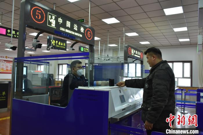 新疆阿拉山口公路口岸恢复客运通关