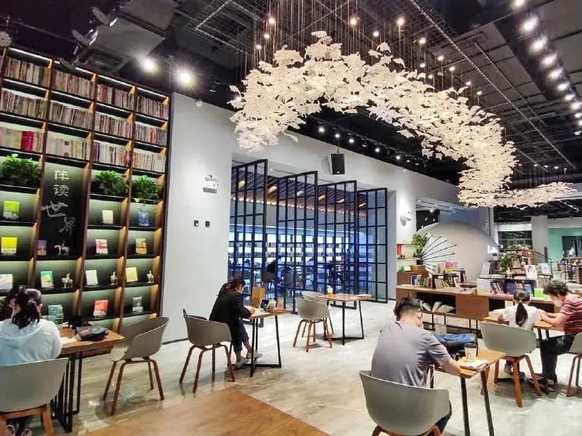 春来了，胡同、四合院里热闹起来了。步摇制作、衍纸艺术、茶道雅集、中式插花……久违的人气回来了！