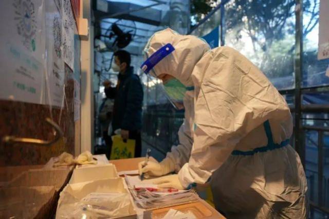 广州市第一人民医院发热门诊每天就诊达200-300人次。（图片来源：医院官微）