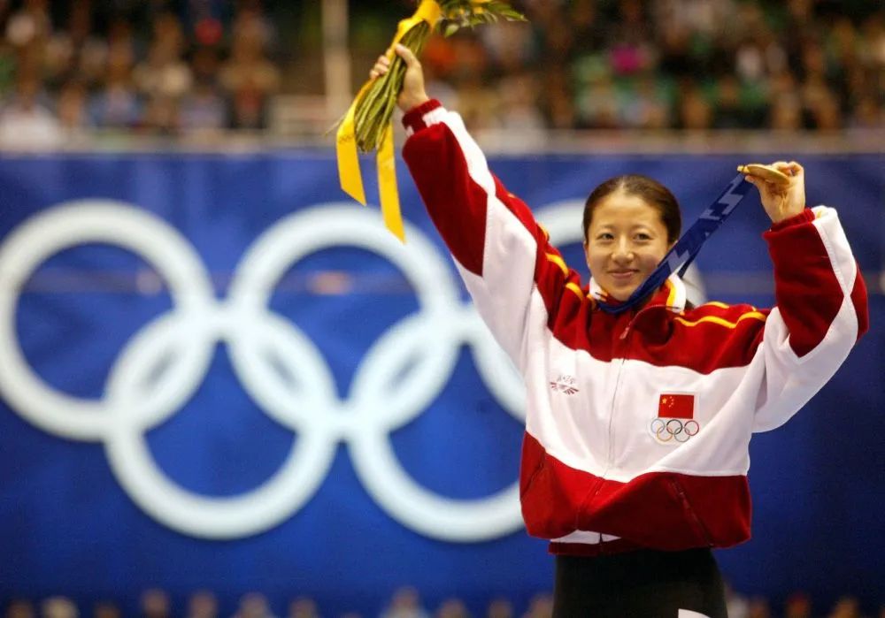 图为2002年2月16日，在盐湖城第19届冬奥会短道速滑女子500米决赛中，中国选手杨扬夺得金牌，实现了中国在冬奥会上金牌“零的突破”。新华社记者王岩摄