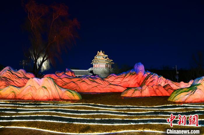 图为西城区北长街北口的景观雕塑“祥瑞丹青”。<a target='_blank' href='/'>中新社</a>记者 田雨昊 摄