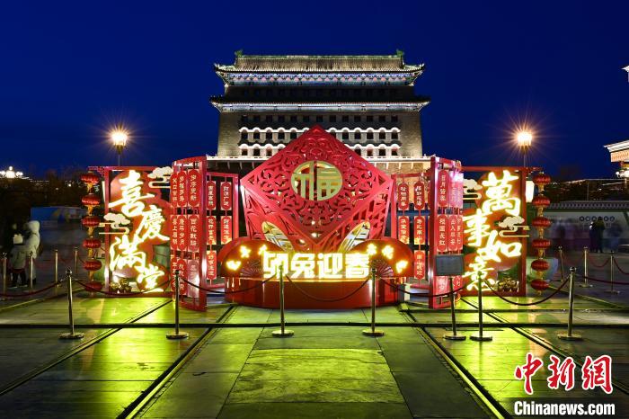图为东城区前门步行街北口的景观小品“四方平安”。<a target='_blank' href='/'>中新社</a>记者 田雨昊 摄