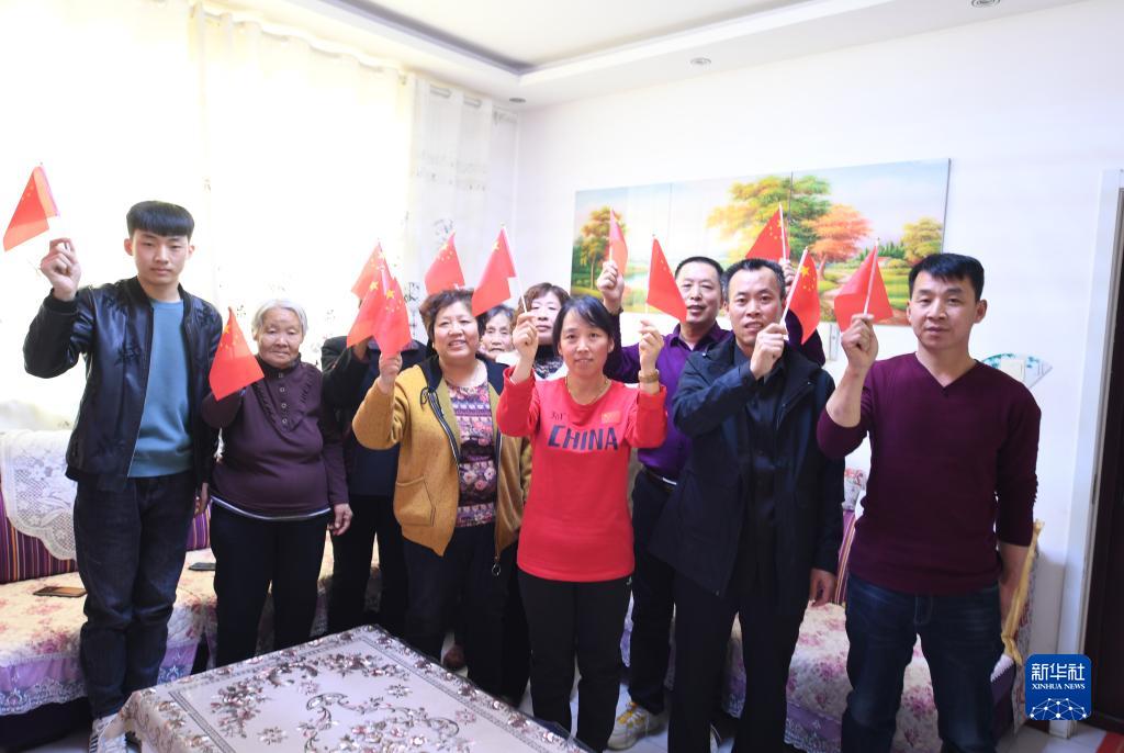 3月6日，张梦秋的家人、亲友庆祝梦秋夺得北京2022年冬残奥会残奥高山滑雪女子超级大回转（站姿）冠军。新华社发（受访者供图）