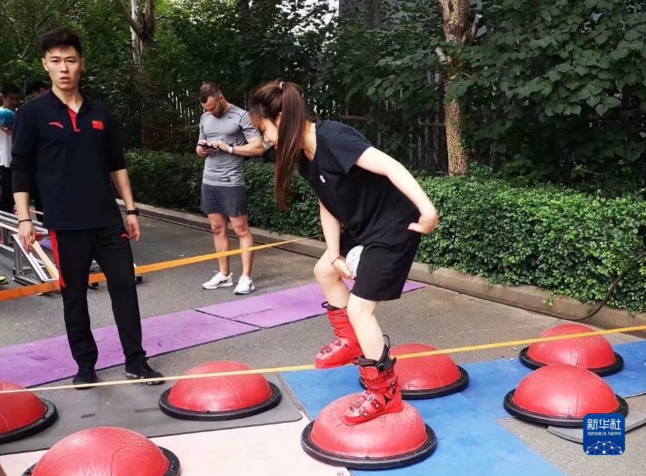 2021年夏天，张梦秋（右）在训练基地进行训练。新华社发（中国残奥高山滑雪队供图）