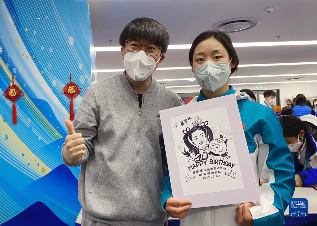 这是北京延庆冬残奥村服务保障团队成员为张梦秋（右）提前送上生日礼物和祝福（3月8日摄）。新华社发（中国残奥高山滑雪队供图）