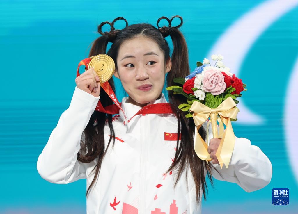 3月6日，获得冠军的张梦秋在北京2022年冬残奥会残奥高山滑雪女子超级大回转（站姿）比赛奖牌颁发仪式上。新华社记者 雒圆 摄