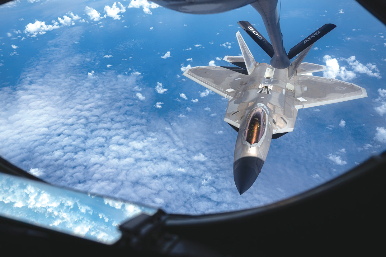 一架美军F-22战机在进行空中加油。（美国空军）