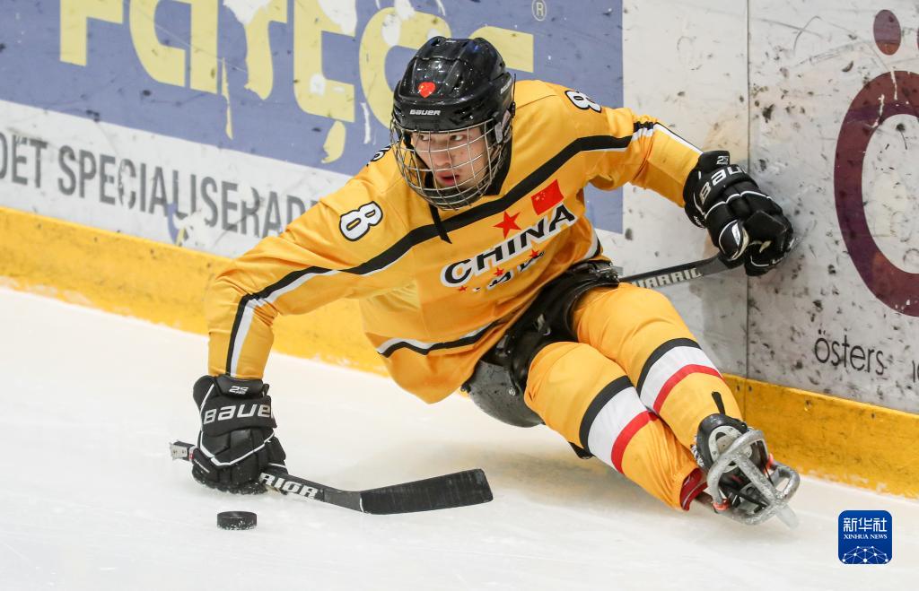 参加2021年残奥冰球世锦赛B组比赛时，汪之栋奋力拼搏。（图片由受访者提供）