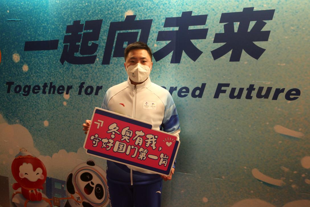 志愿者杨刚：为入境人员送上来自中国的第一声问候