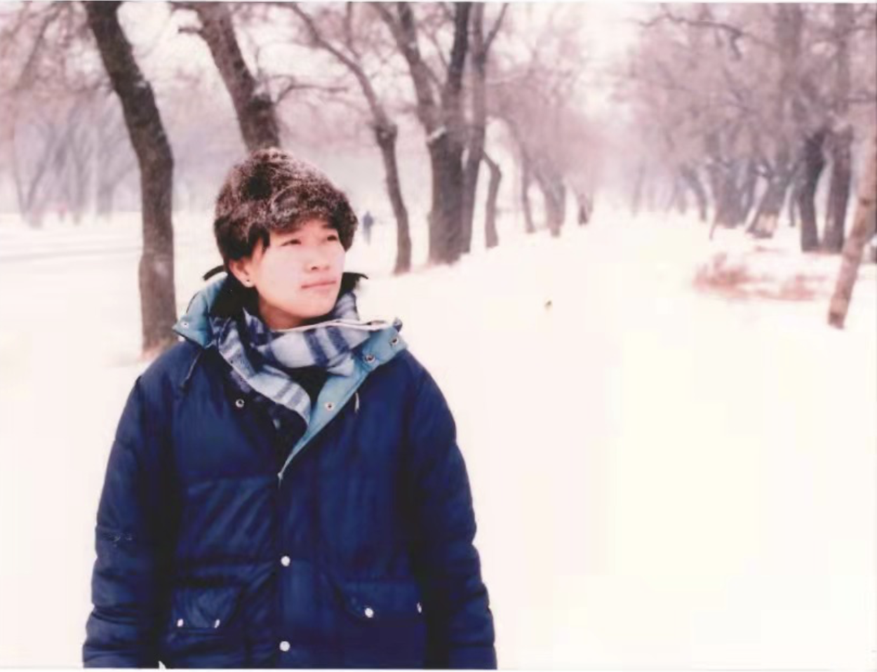 男孩站在雪地上描述已自动生成