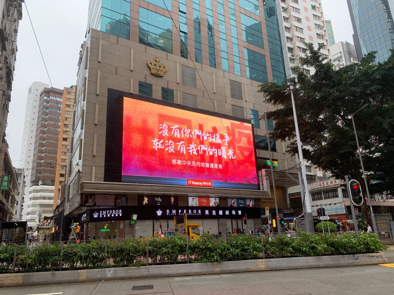 城市街道与高楼大厦的路上描述已自动生成
