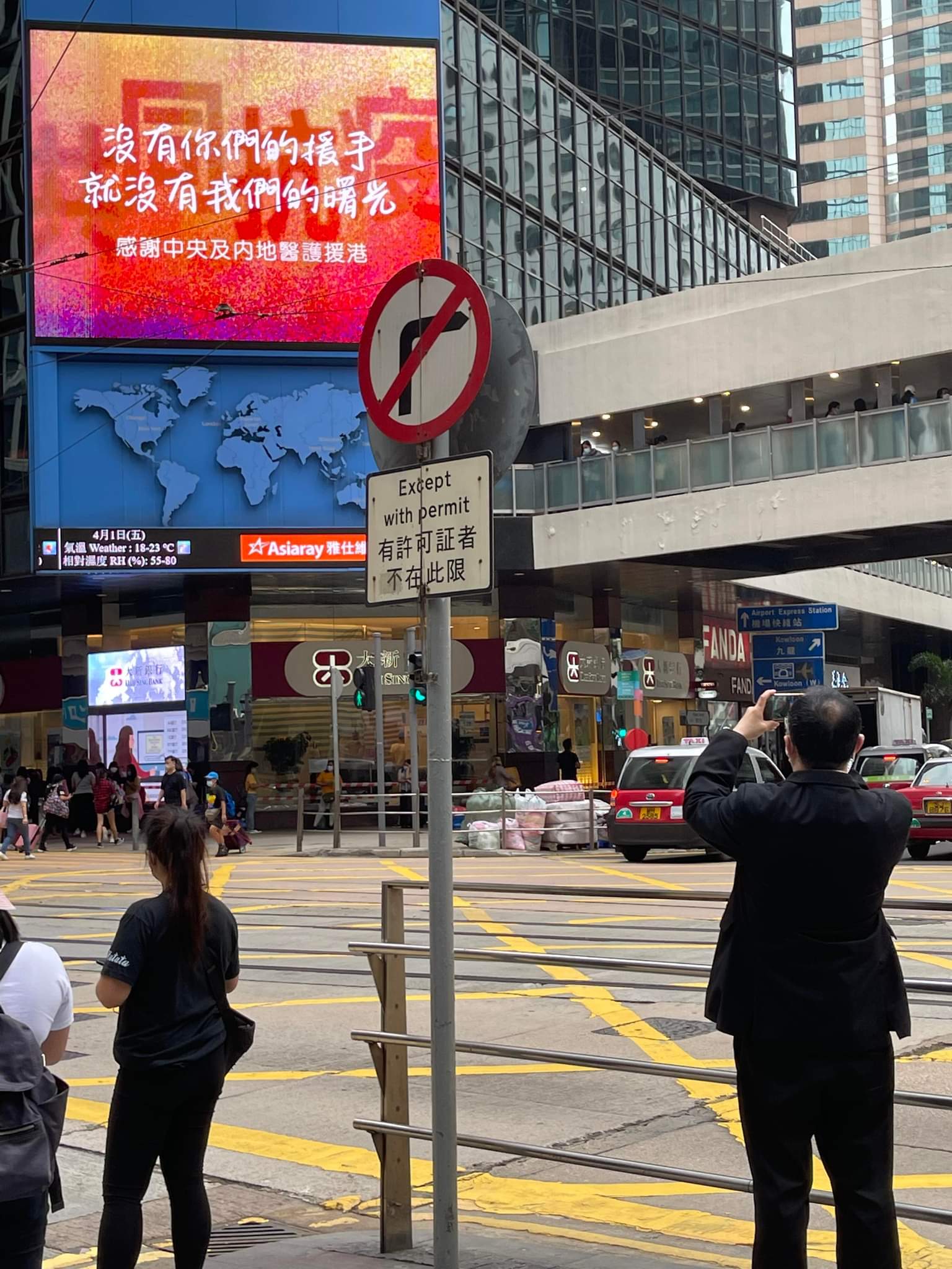 街道上的行人描述已自动生成