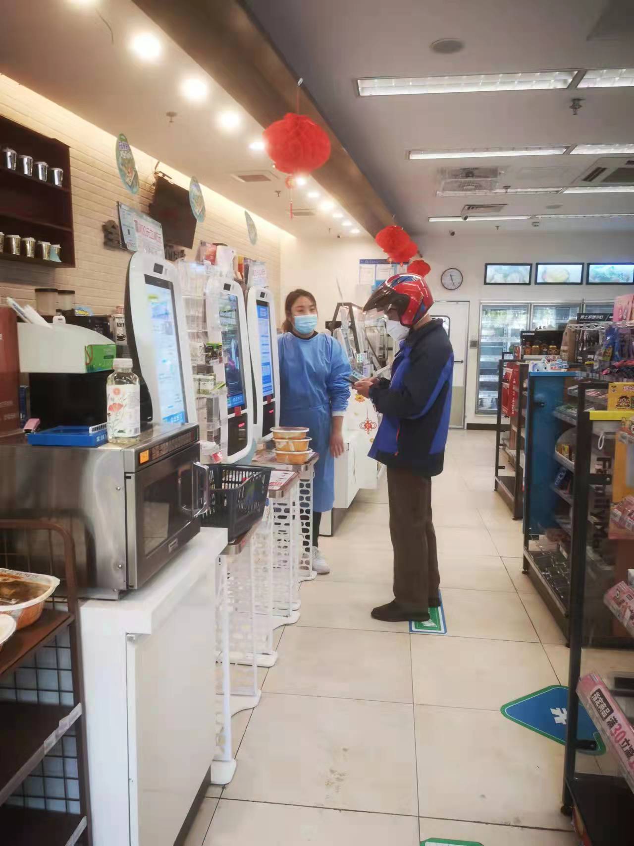 霍胜云帮跑腿小哥结账。