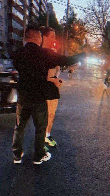 男子摘下口罩拦住谷爱凌。