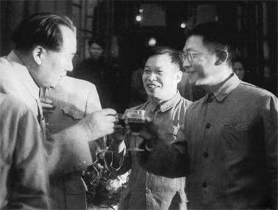 几个男人在喝饮料描述已自动生成
