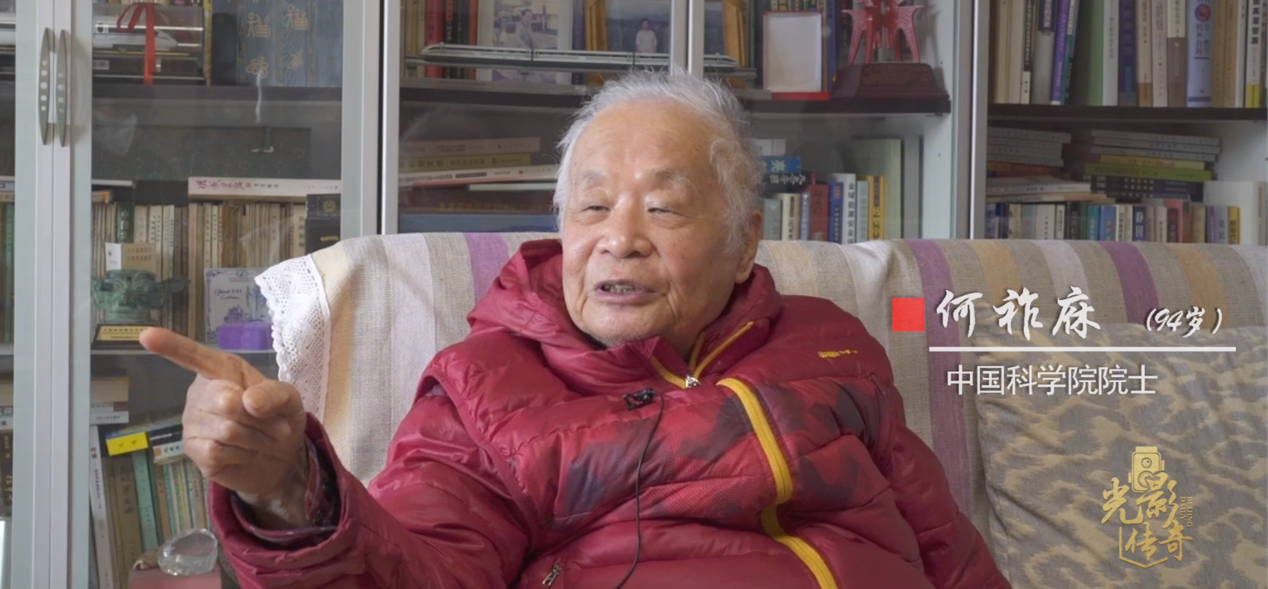 人手里拿着书低可信度描述已自动生成