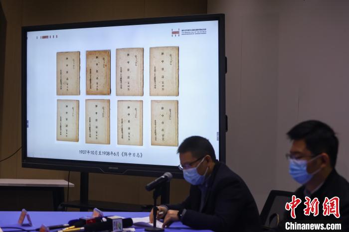 30日，侵华日军南京大屠杀遇难同胞纪念馆发布一批新征文物史料情况。泱波摄