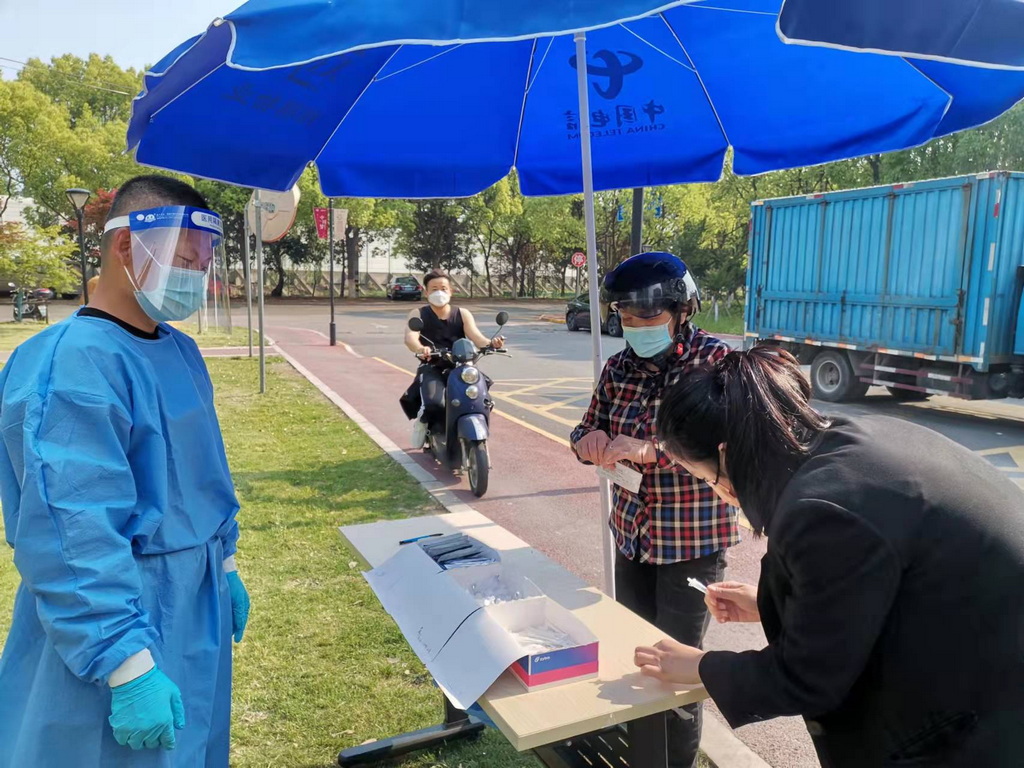 光星苑（防范区）居民返回小区时，需现场进行抗原检测。