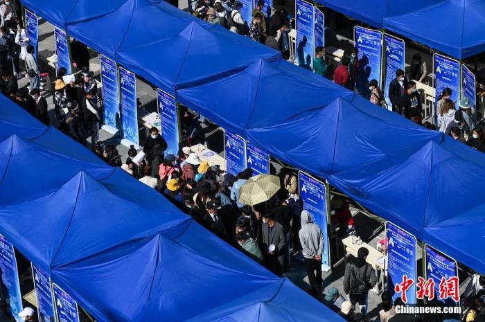 资料图：高校毕业生招聘会现场。 中新社记者 何蓬磊 摄