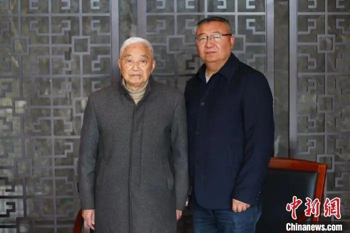 阮定东与儿子。泱波 摄