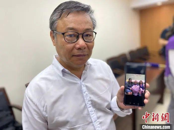 李真铭继承父亲遗志，成为一名传递和平之声的紫金草志愿者。申冉 摄