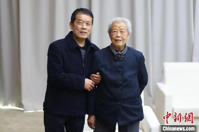 南京大屠杀幸存者艾义英和儿子黄兴华。泱波 摄
