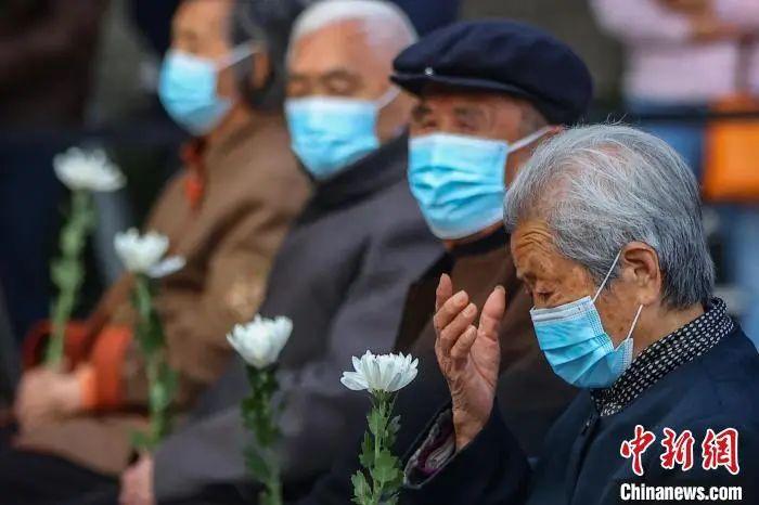 图片艾义英(右)参加南京大屠杀死难者家庭祭告活动。泱波 摄