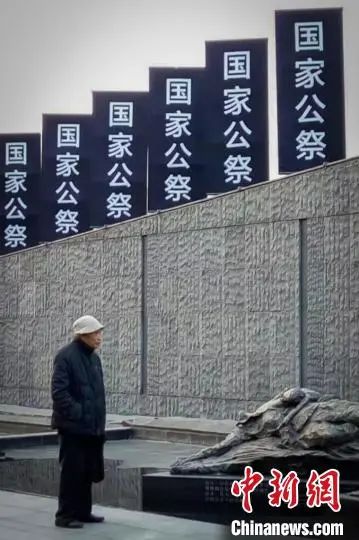 在侵华日军南京大屠杀遇难同胞纪念馆《母亲的最后一口奶》雕塑作品前，常志强陷入回忆。常小梅供图