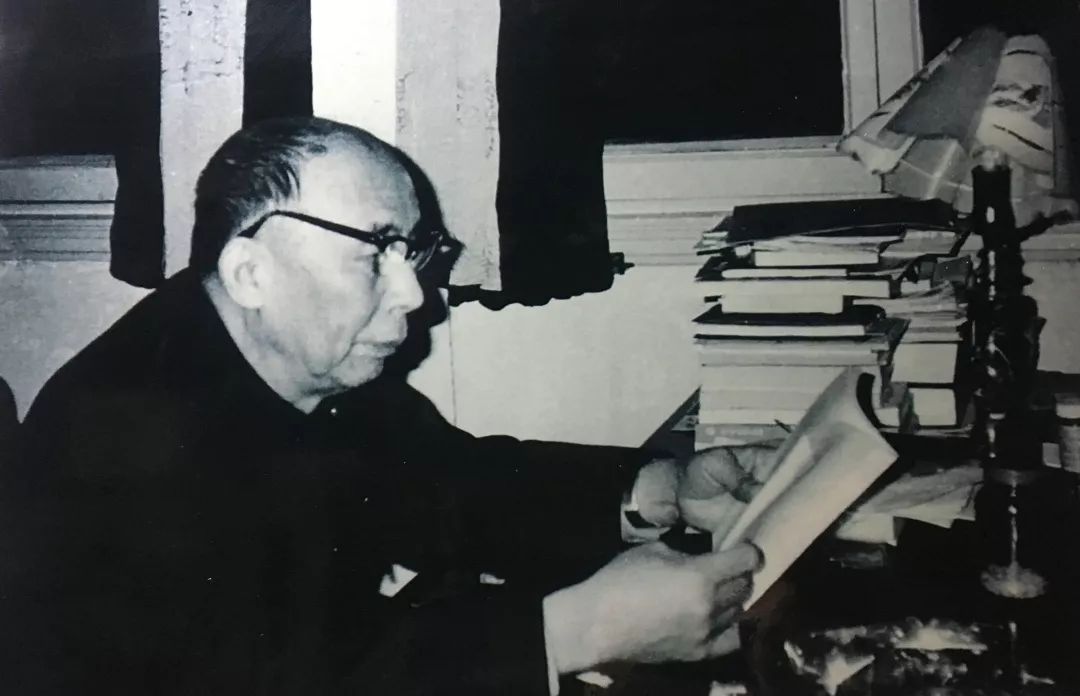 图片包含 室内, 人, 男人, 桌子描述已自动生成