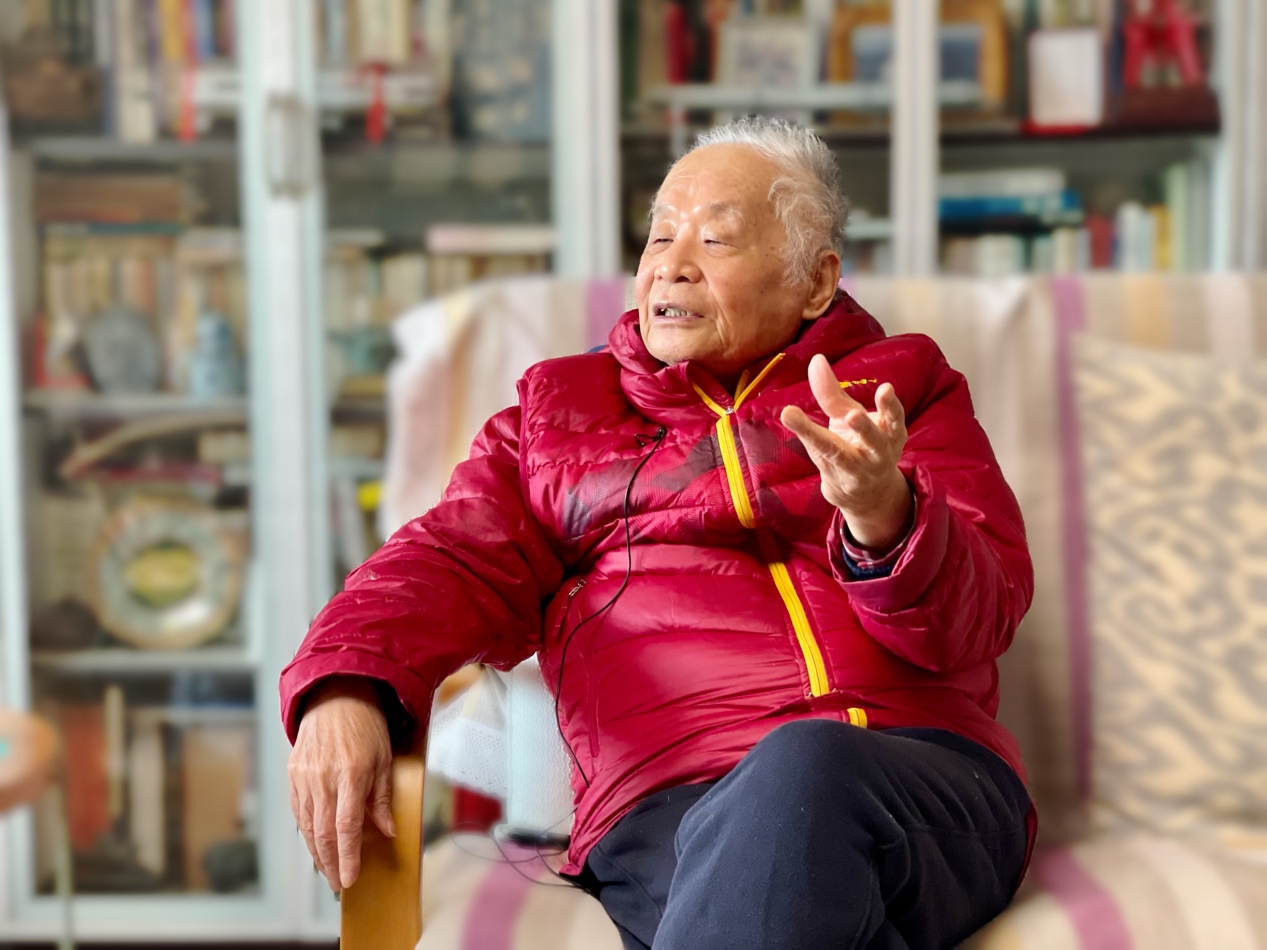 穿红色衣服的人中度可信度描述已自动生成