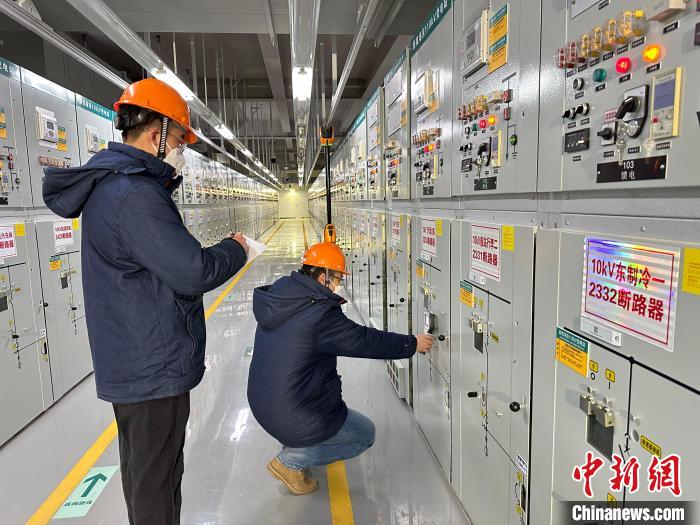 图为国网北京大兴供电公司机场供电服务中心加强大兴机场供电服务保障。马丁宸 摄