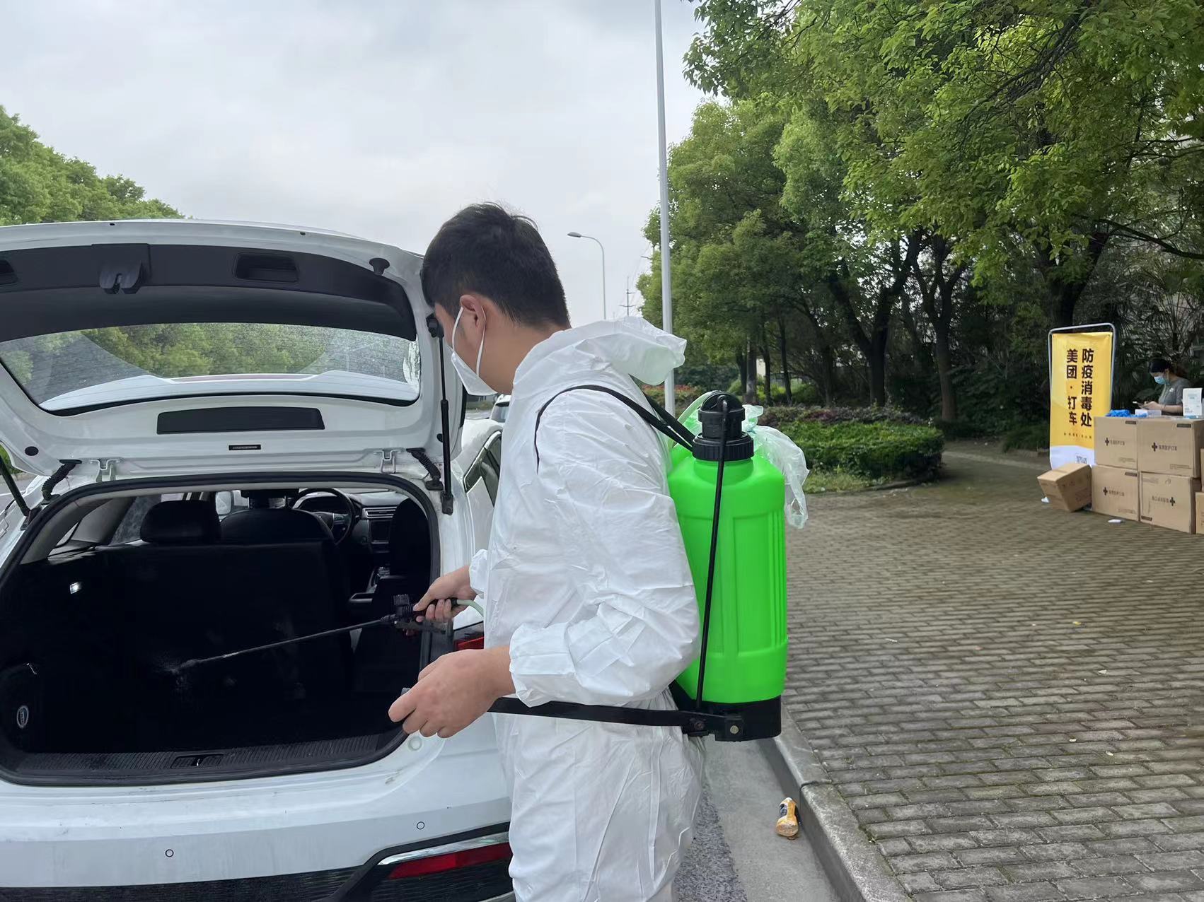 美团打车防疫消毒处免费向上海司机开放。  摄影  张鑫