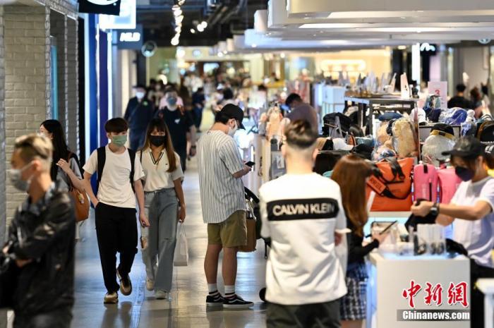 图为市民到商场消费。 中新社记者 李志华 摄