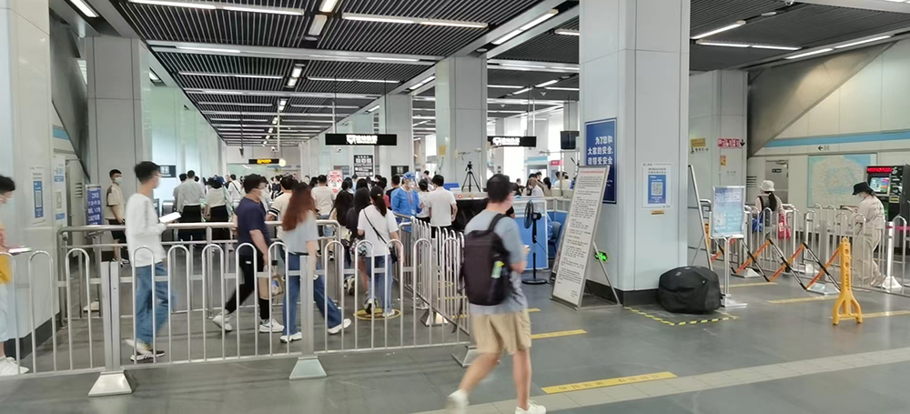 2022年6月7日早高峰，上海，9号线泗泾站站厅。上海地铁供图